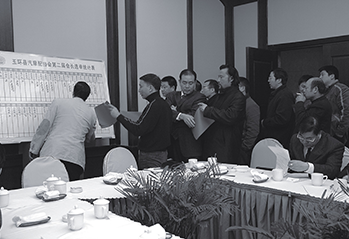 玉环市汽摩配行业协会换届大会计票现场。